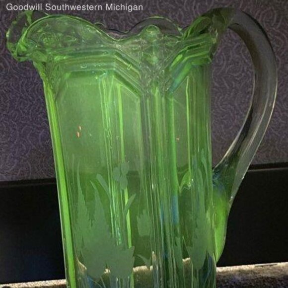 STUNNING! Vintage Floral Uranium Green Glow Depression Glass  11" Pitcher - Picture 4 of 11